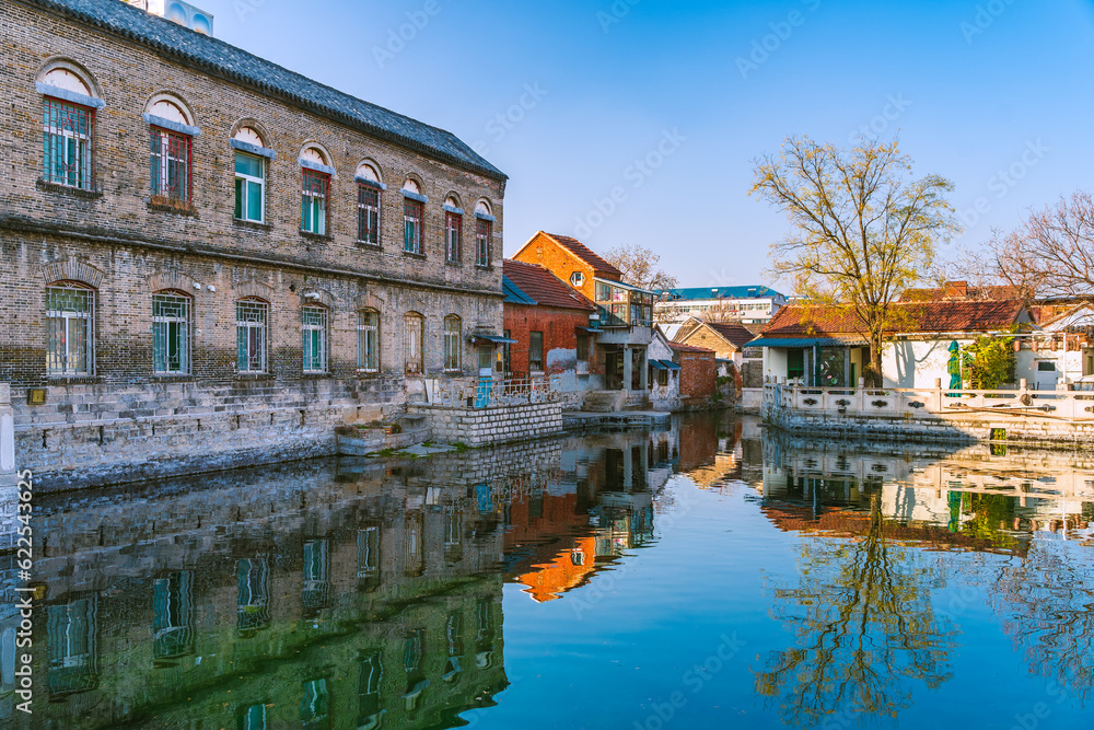 Fototapeta premium Zhuoying Spring, one of the 72 famous springs in Jinan, the spring city, the clear spring water of Wangfu Pond and the surrounding traditional houses
