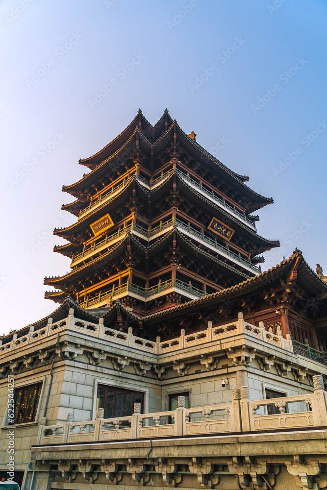 The spring city of Jinan in golden autumn, the colorful autumn colors of Daming Lake Scenic Area