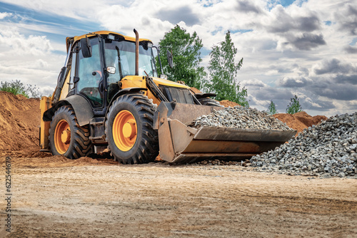 Obraz na płótnie Powerful wheel loader or bulldozer against the sky