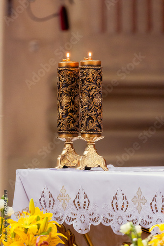 Obraz na płótnie zaświecone świece na ołtarzu podczas liturgii w salonie