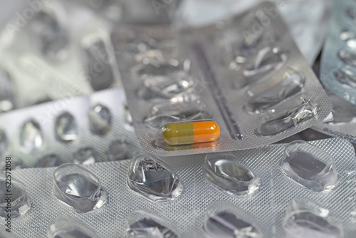 Leere Medikamentenverpackungen symbolisch für Medikamentenmangel photo