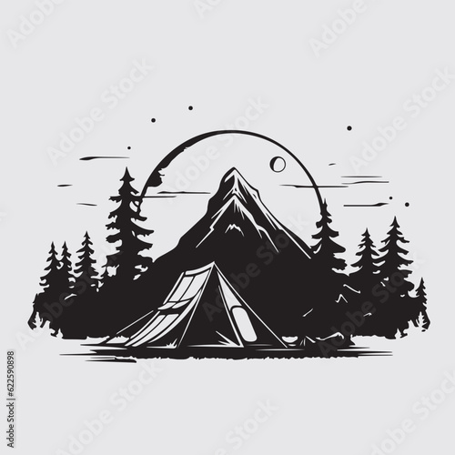 Zelt vor Gebirge bei Nacht