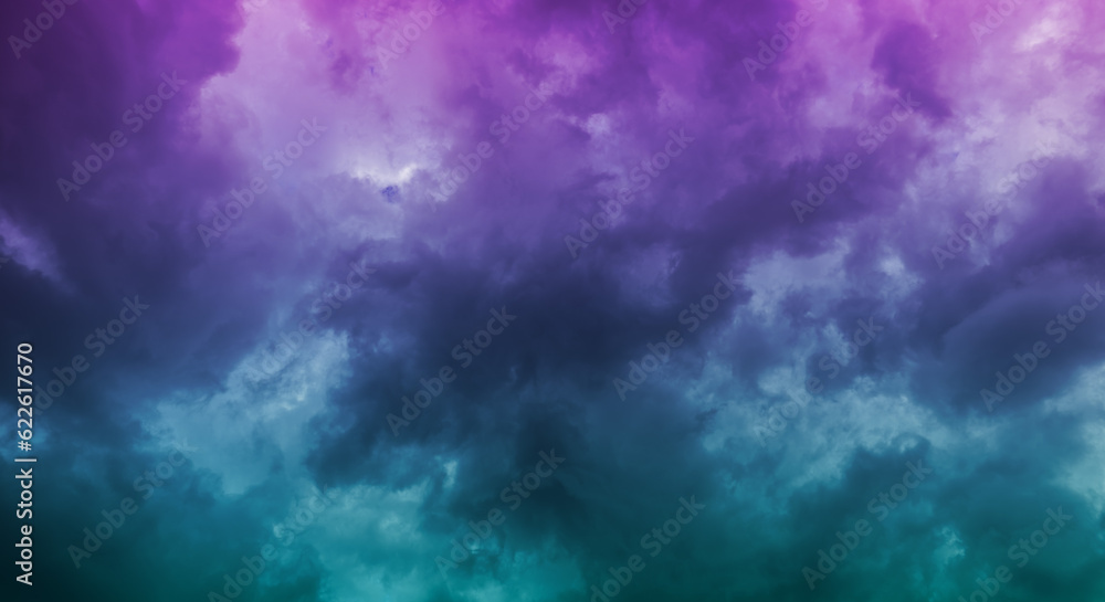 紫と青に色づいた夕焼けの空の雲　夏・旅行・チル・劇的な背景