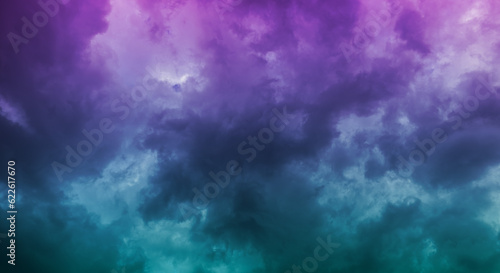 紫と青に色づいた夕焼けの空の雲 夏・旅行・チル・劇的な背景