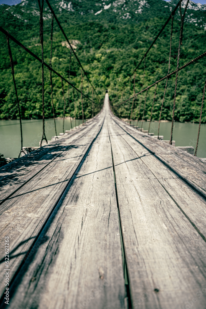 wiszący drewniany most