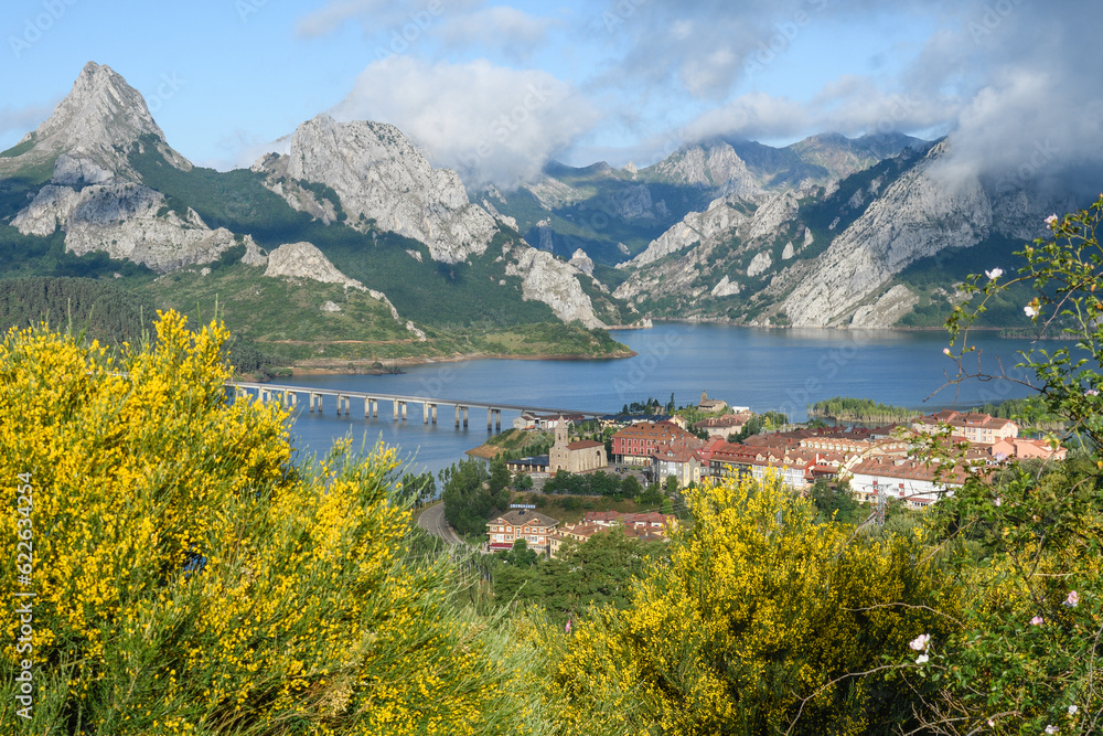 Panoramic view of the Riaño reservoir surrounded by limestone mountains