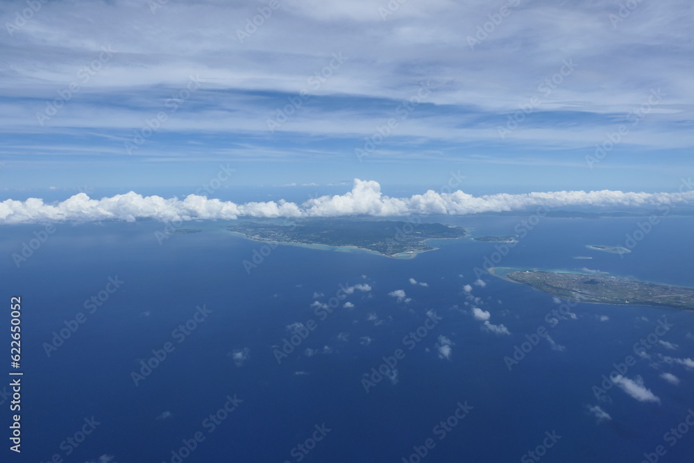 雲と島と海
