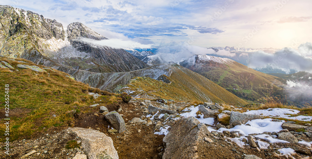 Bergwelt von Meran: Blick vom nahe gelegenen Ifinger auf die im Nebel liegende Kuhleitenhütte