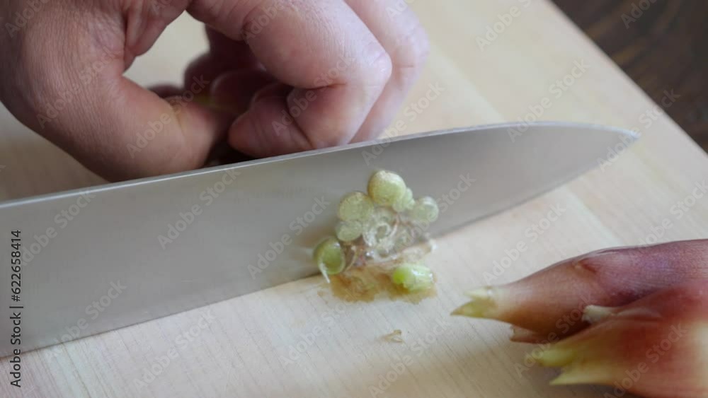 みょうがを千切りする動画。薬味などに使われる日本の夏野菜。 みょうがを千切りする動画。薬味などに使われる日本の夏野菜。