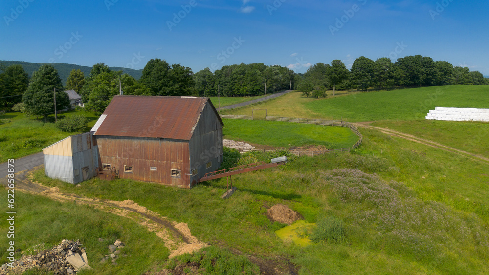 Obraz premium Old barn on a farm in the canadian countryside in Quebec 