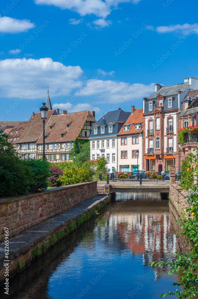 Historische Gebäude mit Lauterkanal am Quai Anselmann in Wissembourg. Departement Bas-Rhin in der Region Elsass in Frankreich