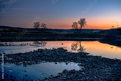 Foto A river with a mirror surface at dusk