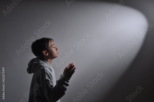 garoto fazendo oração, fé cristã  photo