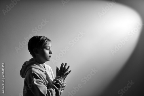 garoto fazendo oração, fé cristã  photo