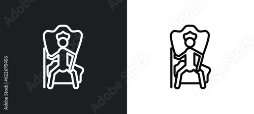 Foto king in his throne outline icon in white and black colors