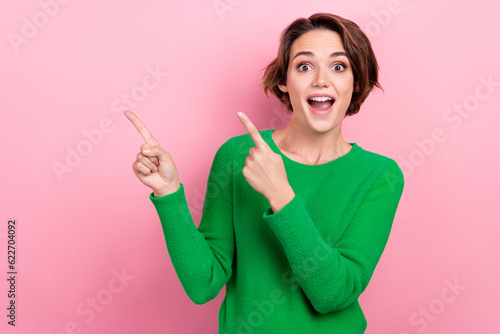 Tela Photo of young surprised girl wear green jumper shocked impressed reaction indic