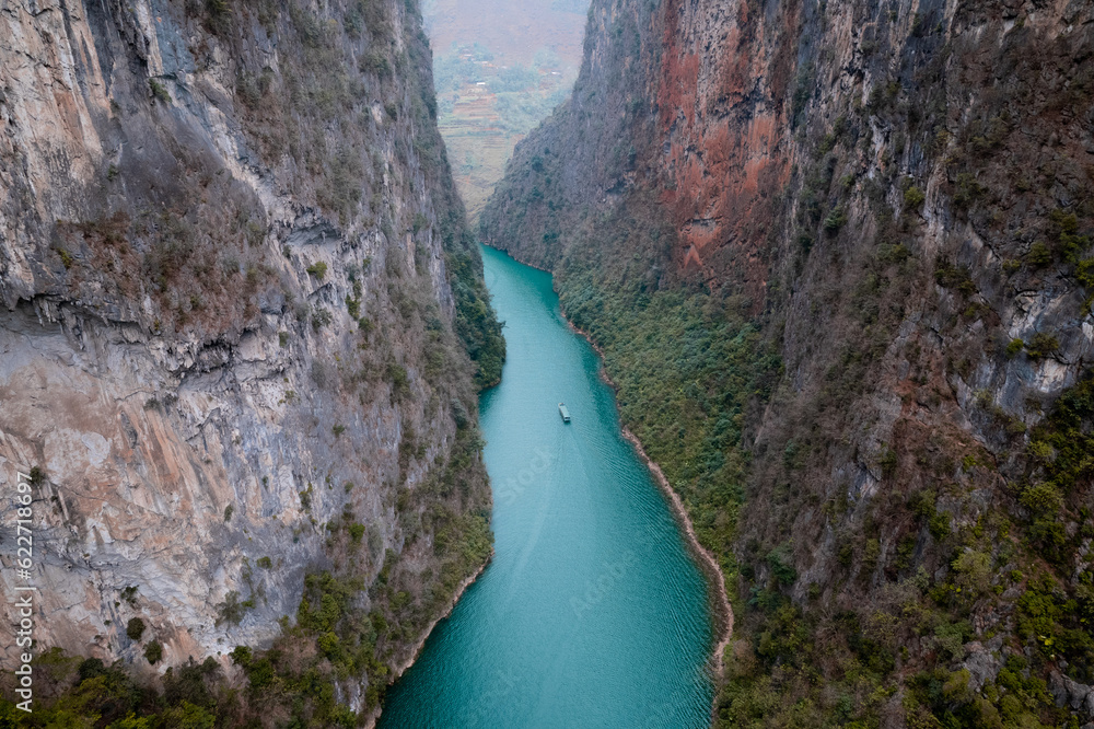 Paysage du canyon des montagnes de Ha Giang, Vietnam. une riviere bleue turquoise au milieu des montagnes.