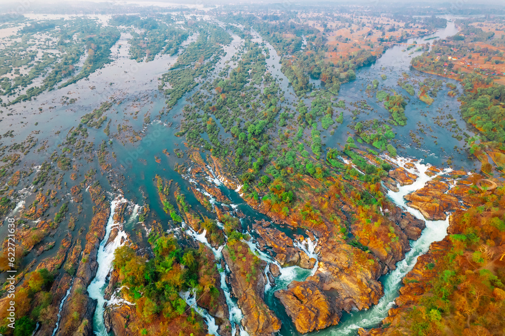 Vue panoramique aérienne de 4000 îles Mékong, Don Khon au Laos, cascades de Li Phi, célèbre destination de voyage en Asie du Sud-Est. Cascade du Mékong d'en haut (point de vue du drone)