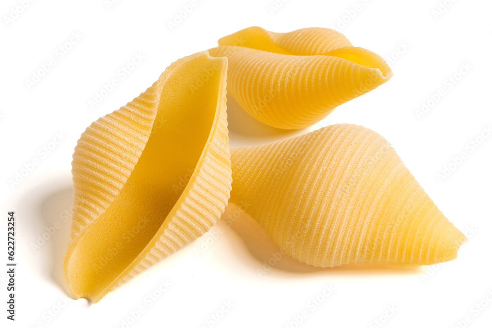 Włoski makaron Conchiglioni Giganti na białym tle Włoski makaron Conchiglioni Giganti na białym tle