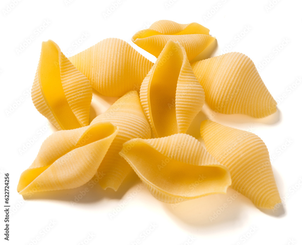 Włoski makaron Conchiglioni Giganti na białym tle Włoski makaron Conchiglioni Giganti na białym tle