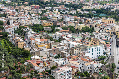 Close-up of Sorrento coastal town, in southwestern Italy, facing the Bay of Naples on the Sorrentine Peninsula © ThamKC