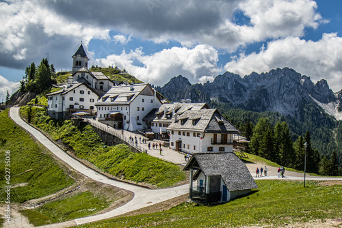 Olaszország alpesi falu photo