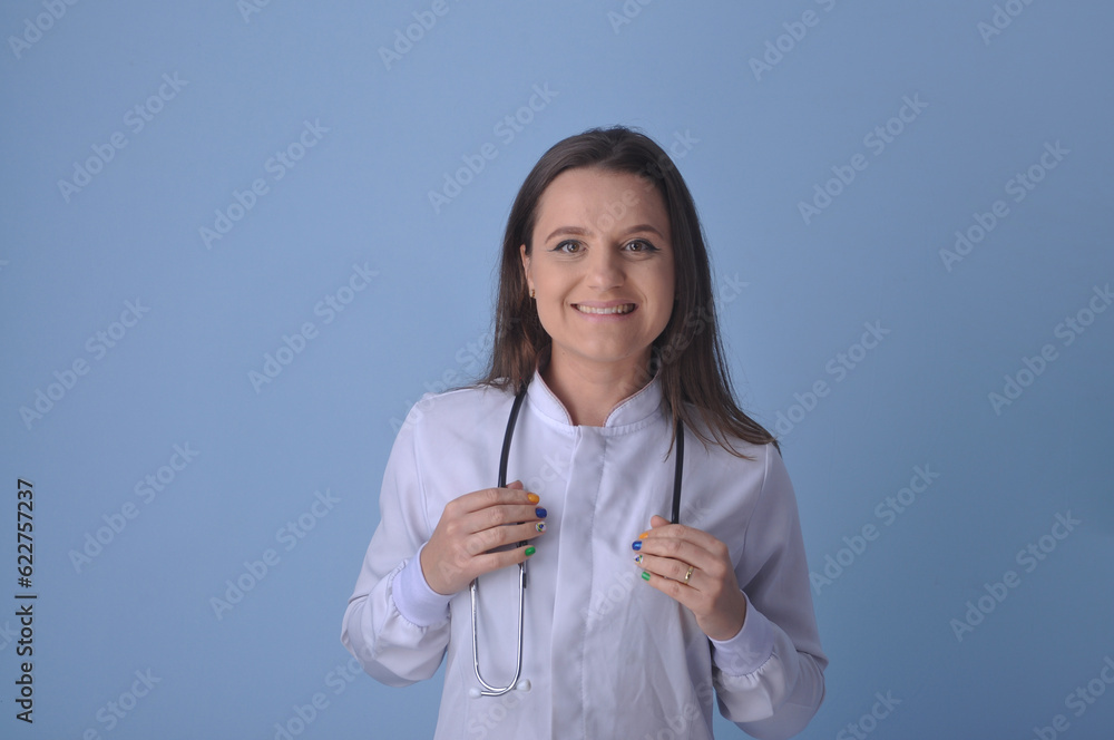 Médica Clínica geral jovem e bonita com jaleco branco e estetoscópio, celebração dia do médico
