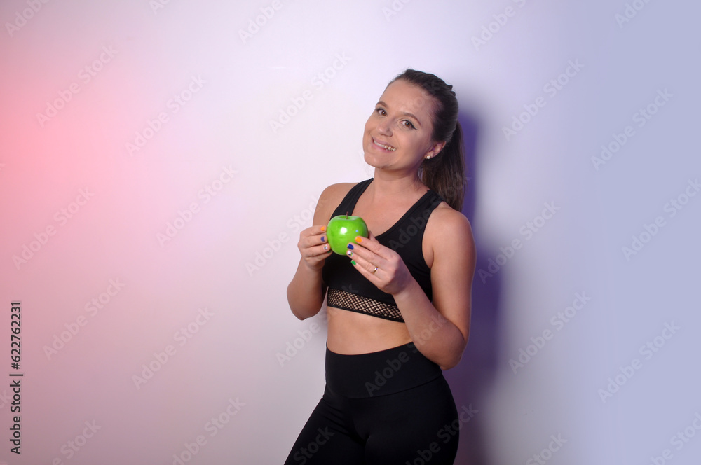 mulher fitness segurando maça com roupa de academia mulher fitness segurando maça com roupa de academia