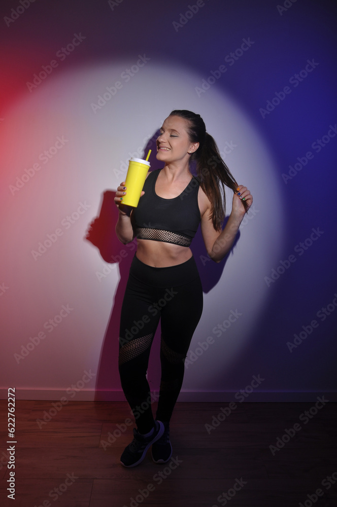 mulher fitness segurando garrafa de água saudável mulher fitness segurando garrafa de água saudável