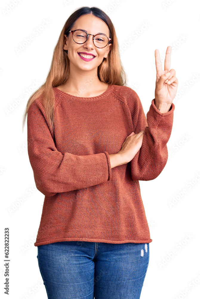 Φωτογραφία Beautiful young woman wearing casual clothes and glasses smiling with happy face winking at the camera doing victory sign