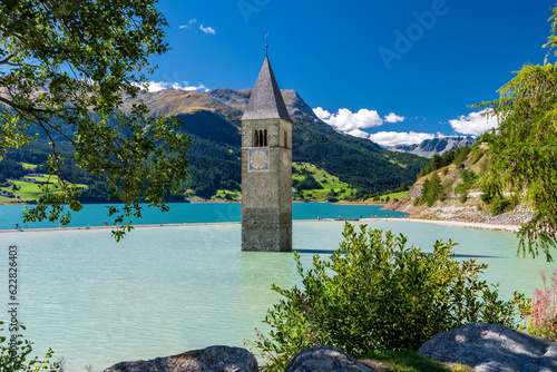Billede på lærred Versunkener Kirchturm von Graun im Reschensee in Südtirol, Italien