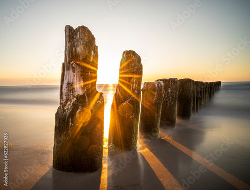 Morze Bałtyckie zachód słońca- promienie słońca i falochrony