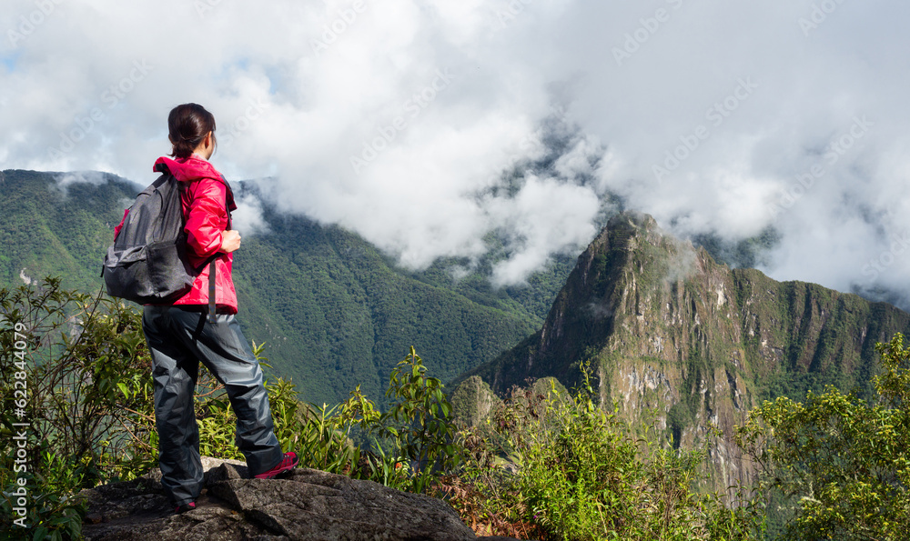 登山をする女性の背中