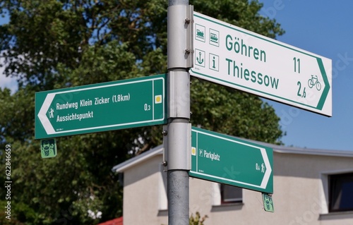 Hinweisschild Radweg nach Göhren und Thiessow © Clarini