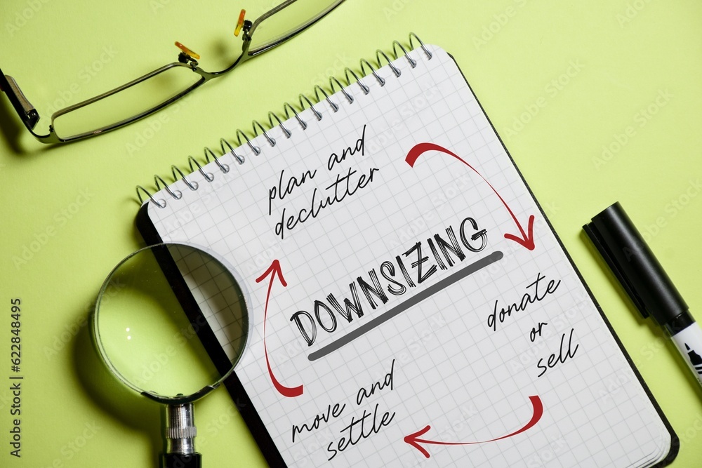 Фотография Steps to downsize your home concept on notepad. Top view.