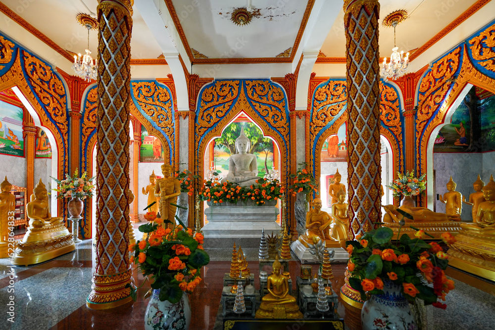 Obraz premium Buddha golden statues in the chedi (pagoda) of the Wat Chalong, a 19th century Buddhist temple on Phuket island in Thailand, Southeast Asia