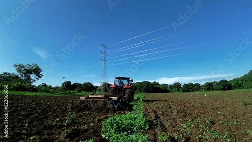 trekker wat die land ploeg om groente te plant