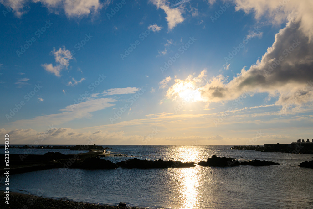 早朝の太陽と底土海水浴場
