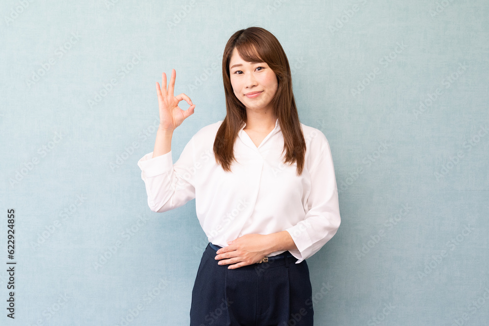 OKサイン ビジネス女性 (青)ブルーバック OKサイン ビジネス女性 (青)ブルーバック