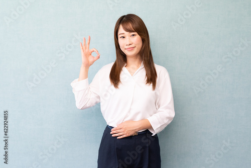 OKサイン　ビジネス女性　（青）ブルーバック