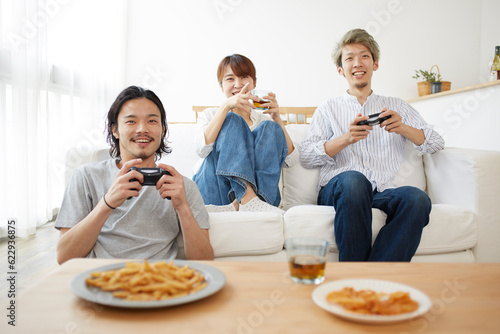 Wallpaper Mural ゲームをする男性と観戦する女性 Torontodigital.ca