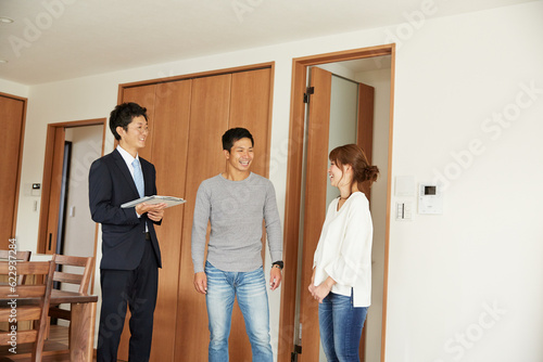 新居の引き渡しの説明を受ける夫婦