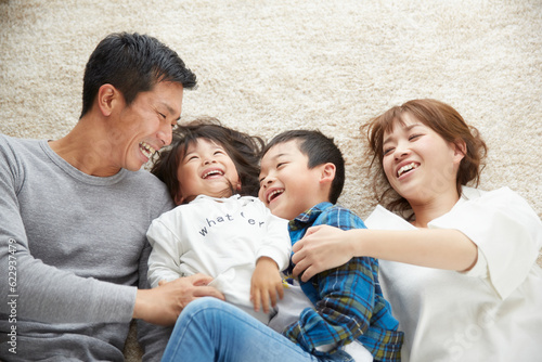 リビングで寝転がる家族