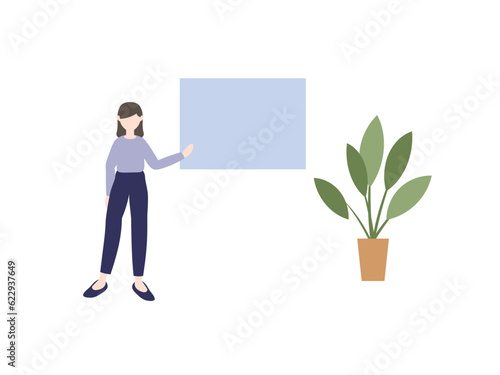 ホワイトボードの説明をする女性と観葉植物