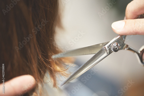 毛先を切る美容師の手元 photo