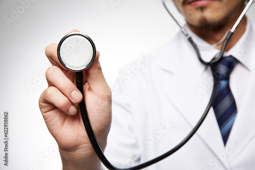 聴診器を向ける男性医師の手元 photo