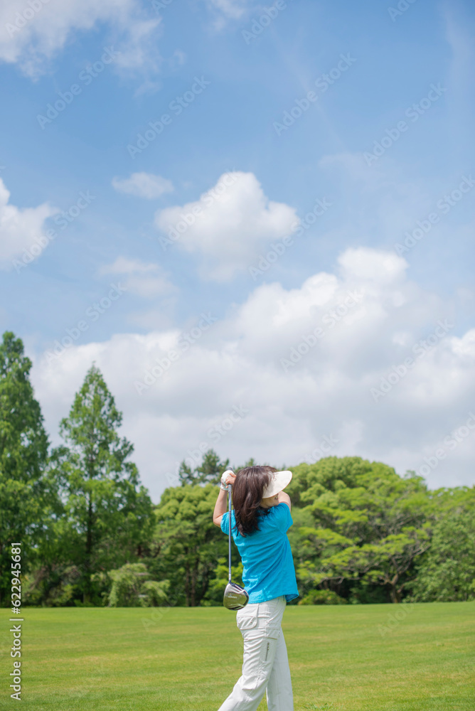ゴルフをする中高年女性 ゴルフをする中高年女性
