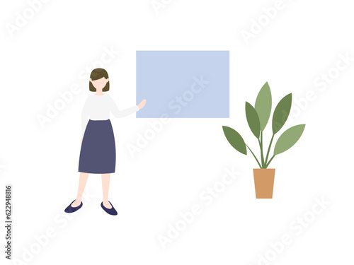 ホワイトボードの説明をする女性と観葉植物