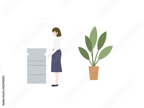 コピーをする女性と観葉植物