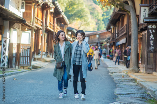 秋の宿場町を散策する女性２人